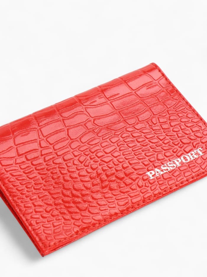 Обложка для паспорта, фактура крокодил, тиснение серебряной фольгой, красная