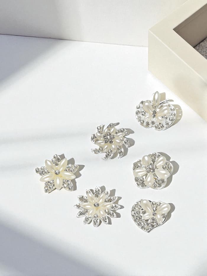 Брошь «Ассорти» цветы рисовые, цвет белый в серебре