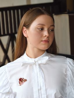 Брошь «Цветение», красная в золоте