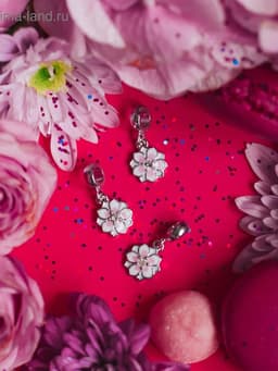 Шарм подвеска «Цветок с эмалью», бело-розовая в серебре