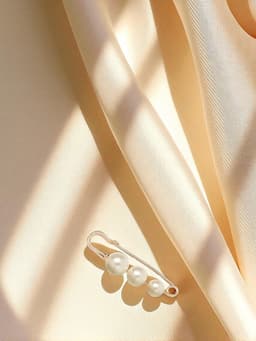 Булавка «Три жемчужины», 6 см, белая в золоте