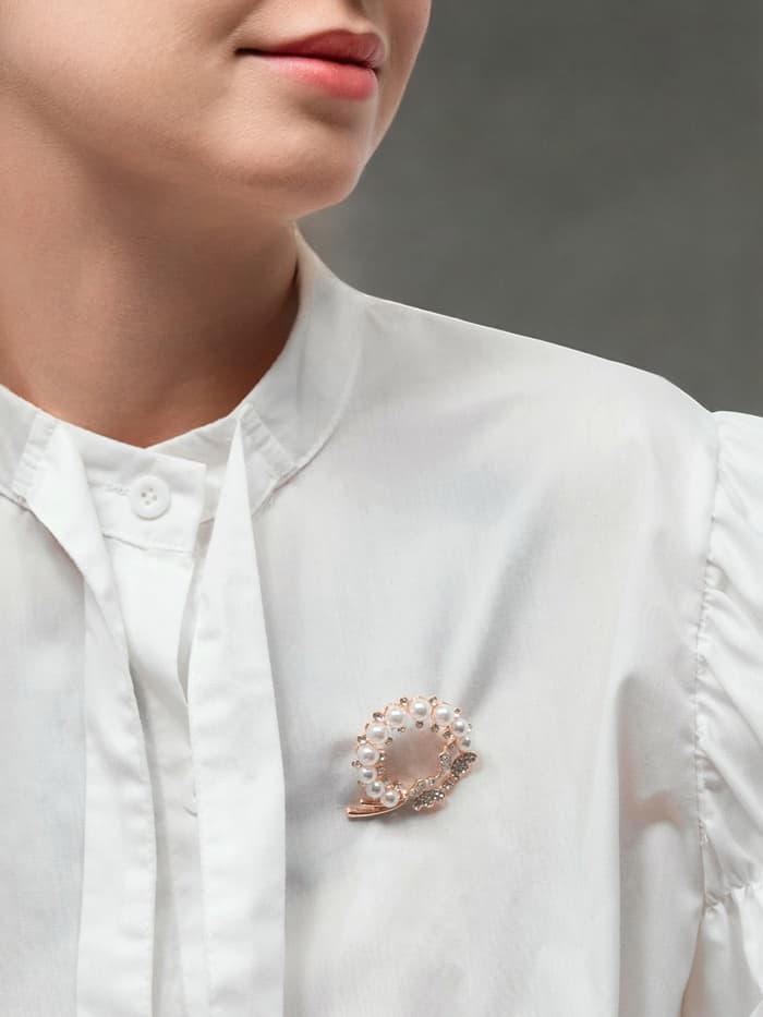 Брошь «Бабочки в жемчужном венке», белая в розовом золоте