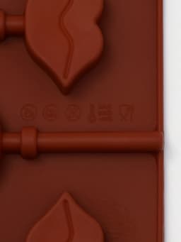 Форма для леденцов Доляна «Поцелуй», силикон, 24×9.4×1.5 см, 6 ячеек (4×2.4 см), с палочками, коричневая