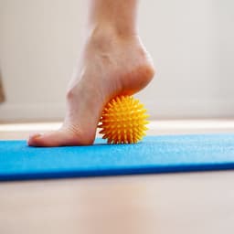 Массажёр «Ёжик», d=7.5 см, 55 г, жёлтый