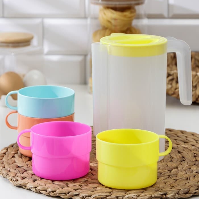 Набор для напитков Альтернатива «Турист», 5 предметов: кувшин 1 л, 4 кружки 300 мл, пластик, МИКС