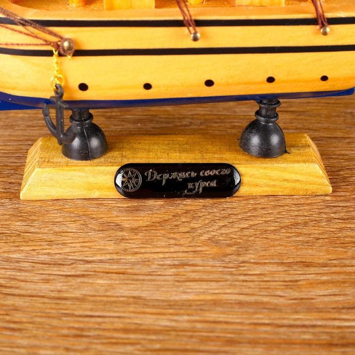 Сувенирная модель корабля «Адмирал Грейг»