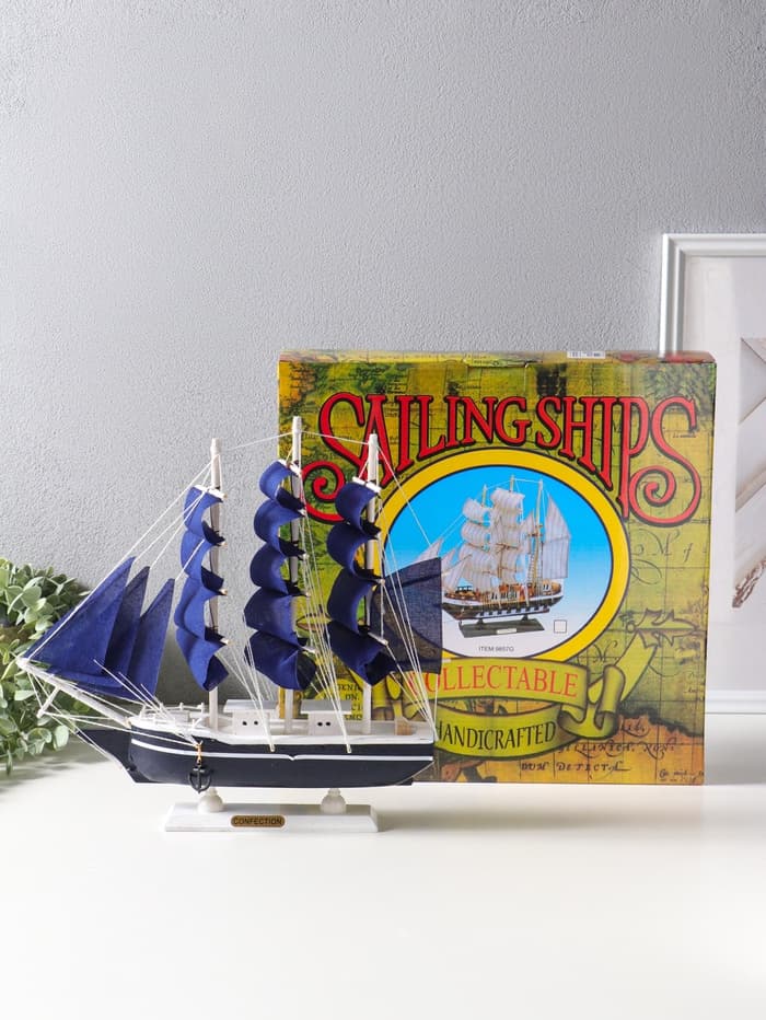 Сувенирная модель корабля «Калева», борта синие с белой полосой, паруса синие, 30×7×32 см