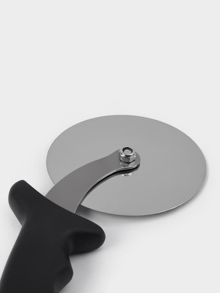 Нож для пиццы и теста Доляна, 23.5 см, d=10 см, толщина лезвия 1 мм, чёрный