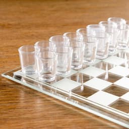 Игра алкогольная «Пьяные шахматы», для взрослых, 32 рюмки, доска из стекла, поле 25×25 см