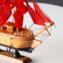 Сувенирная модель корабля «Дакия», борта светлое дерево, паруса алые, 5×23×22 см