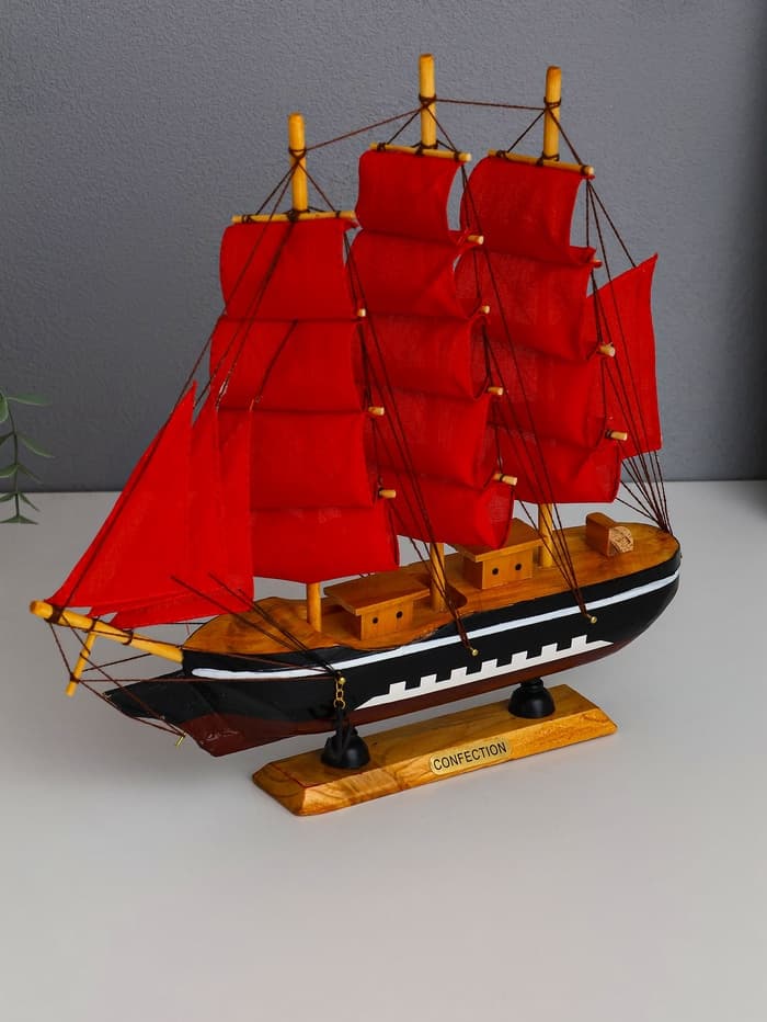Сувенирная модель корабля «Флора», борта чёрные с белой полосой, паруса алые, 32×6.5×31 см