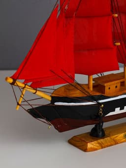 Сувенирная модель корабля «Флора», борта чёрные с белой полосой, паруса алые, 32×6.5×31 см
