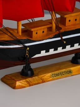 Сувенирная модель корабля «Флора», борта чёрные с белой полосой, паруса алые, 32×6.5×31 см