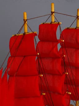 Сувенирная модель корабля «Флора», борта чёрные с белой полосой, паруса алые, 32×6.5×31 см