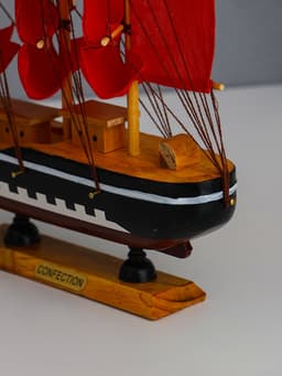 Сувенирная модель корабля «Флора», борта чёрные с белой полосой, паруса алые, 32×6.5×31 см