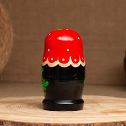 Матрёшка дерево «Земляничка», красный платок, 3 кукольная, 10-12 см