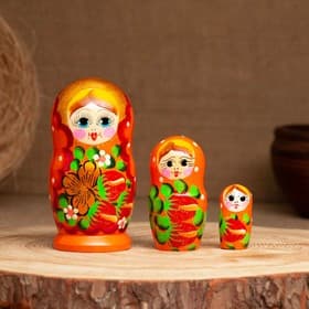 Матрёшка дерево «Земляничка», оранжевое платье, 3 кукольная, 10-12 см