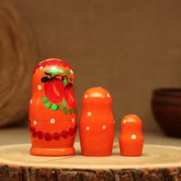 Матрёшка дерево «Земляничка», оранжевое платье, 3 кукольная, 10-12 см