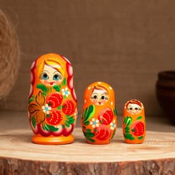 Матрёшка дерево «Земляничка», оранжевое платье, 3 кукольная, 10-12 см