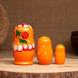 Матрёшка дерево «Земляничка», оранжевое платье, 3 кукольная, 10-12 см