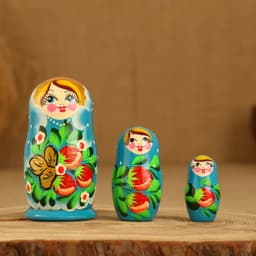 Матрёшка дерево «Земляничка», голубое платье, 3 кукольная, 10-12 см