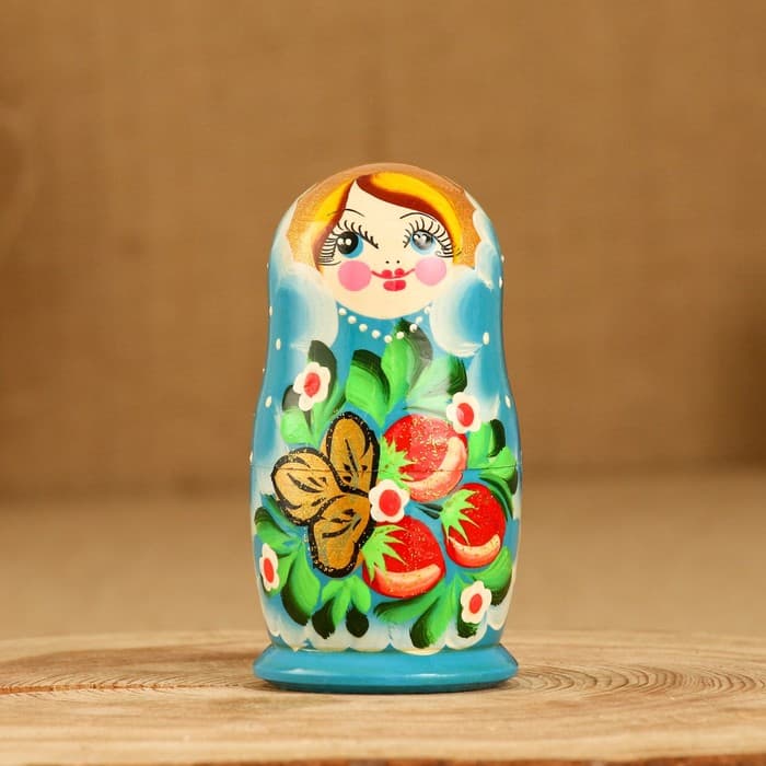 Матрёшка дерево «Земляничка», голубое платье, 3 кукольная, 10-12 см