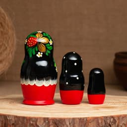 Матрёшка дерево «Земляничка», чёрный платок, 3 кукольная, 10 см
