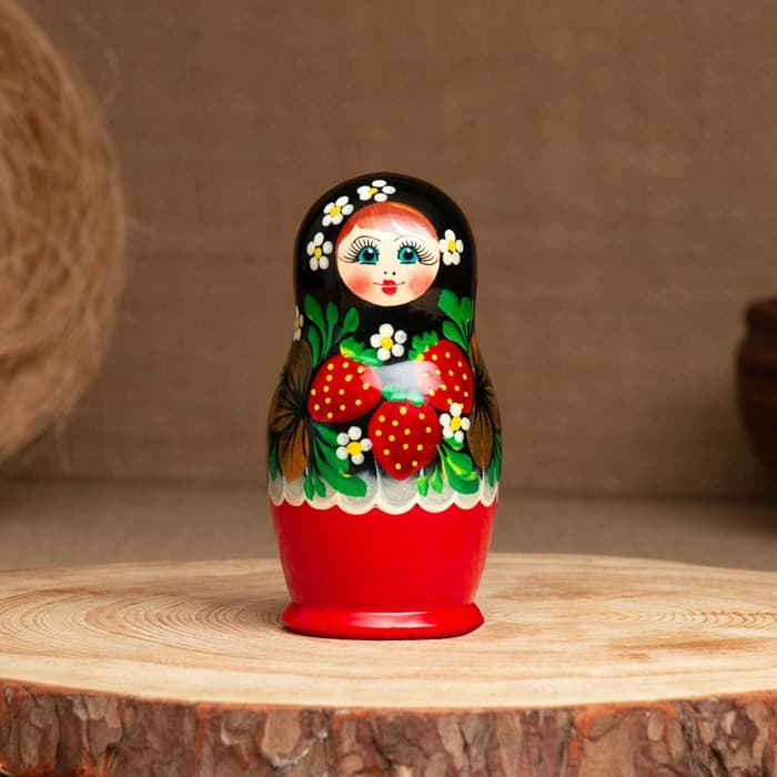 Матрёшка дерево «Земляничка», чёрный платок, 3 кукольная, 10 см