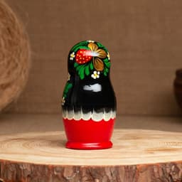 Матрёшка дерево «Земляничка», чёрный платок, 3 кукольная, 10 см