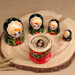 Матрёшка дерево «Земляничка», красное платье, 5 кукольная, 15 см