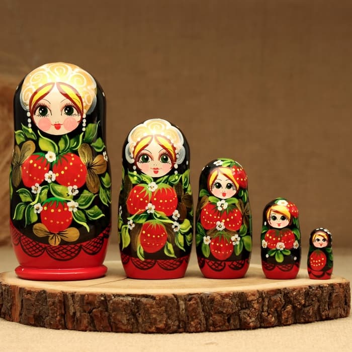 Матрёшка дерево «Земляничка», чёрный платок, 5 кукольная, 18 см