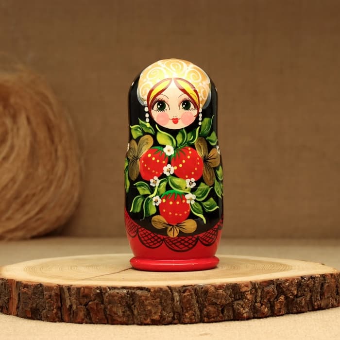 Матрёшка дерево «Земляничка», чёрный платок, 5 кукольная, 18 см