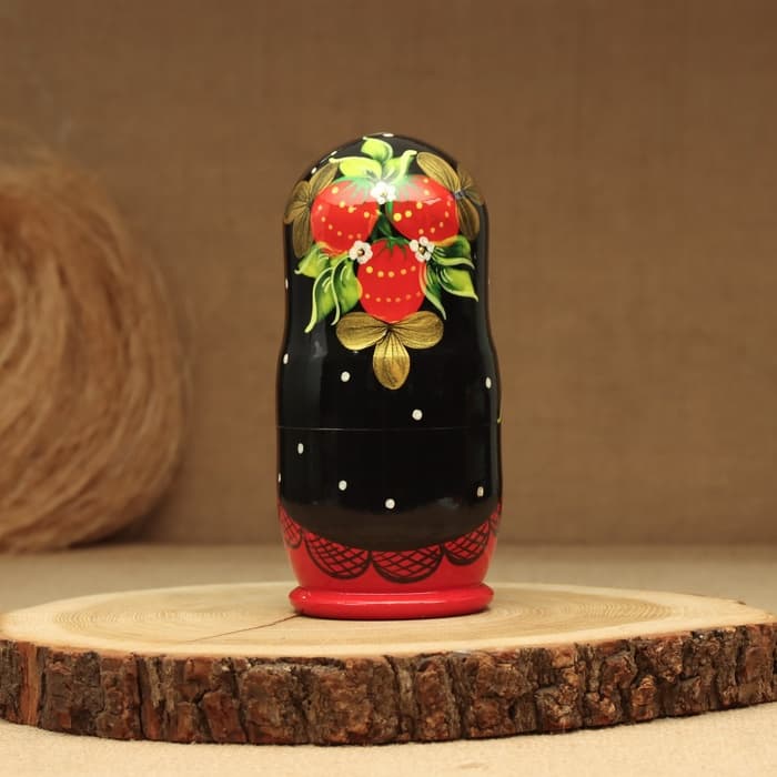 Матрёшка дерево «Земляничка», чёрный платок, 5 кукольная, 18 см