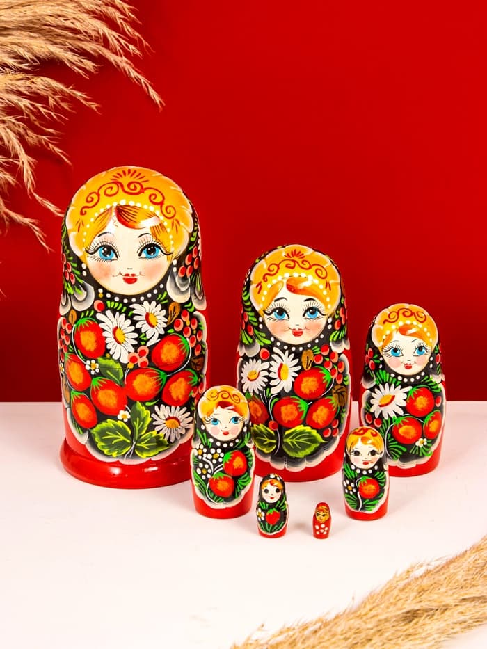 Матрёшка деревянная «Ягодка», чёрный платок, 7-кукольная, 22 см, МИКС
