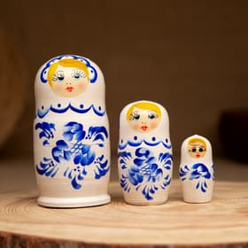 Матрёшка дерево «Гжель», белое платье, 3 кукольная, 9 см
