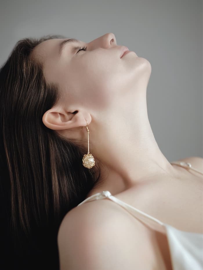 Серьги висячие «Шар плетёный», белые в золоте, 6.5 см