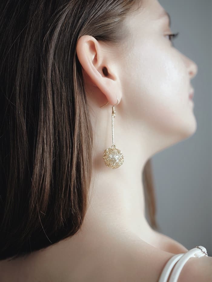 Серьги висячие «Шар плетёный», белые в золоте, 6.5 см