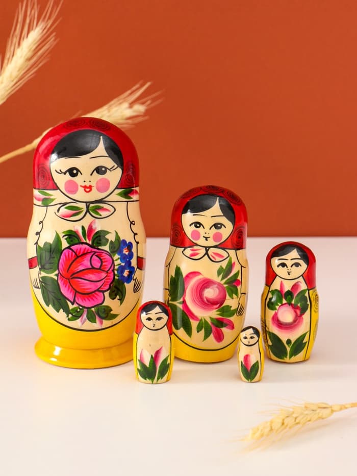 Матрёшка дерево «Нина», красный платок, 6 кукольная, 12-14 см