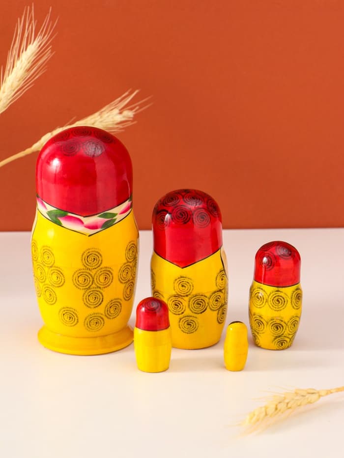 Матрёшка дерево «Нина», красный платок, 6 кукольная, 12-14 см