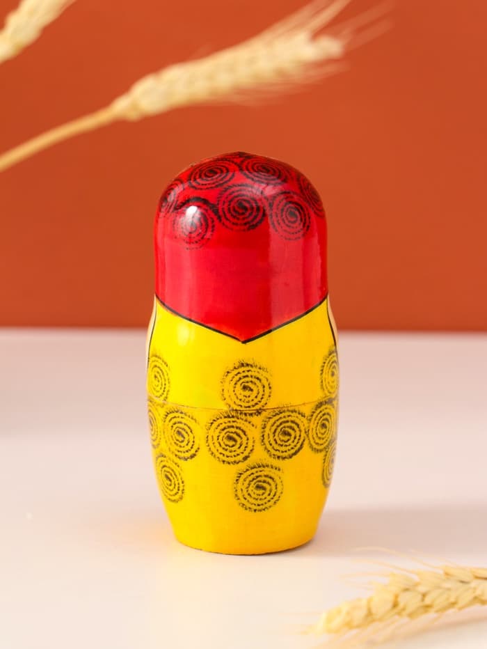 Матрёшка дерево «Нина», красный платок, 6 кукольная, 12-14 см