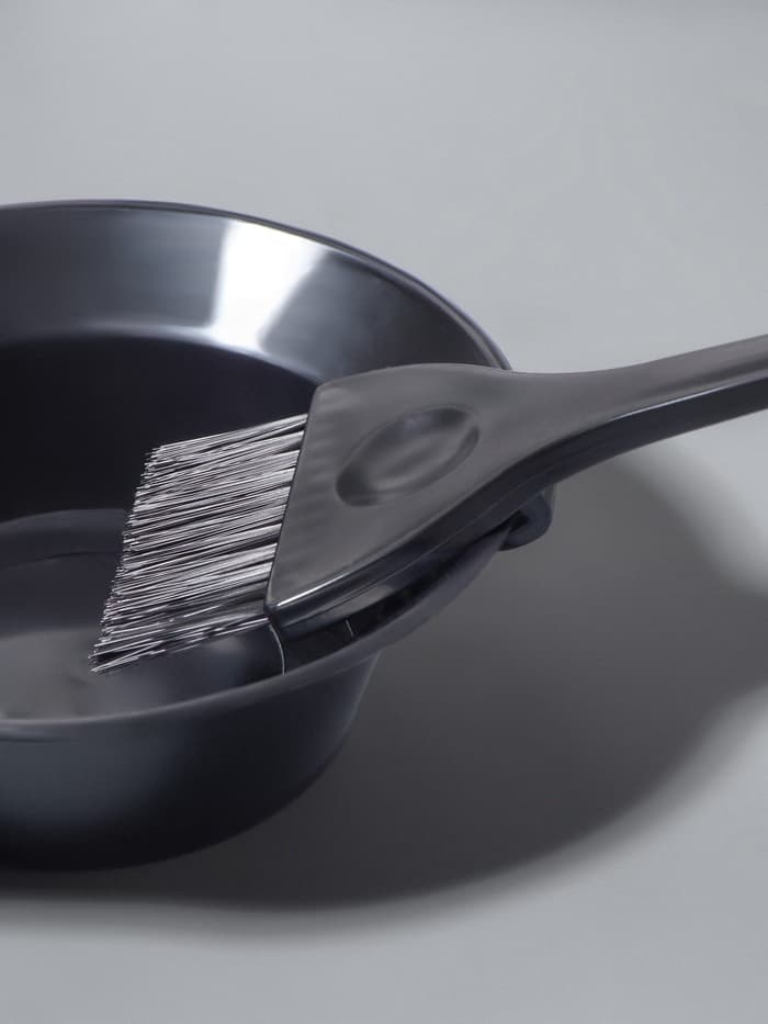 Кисть для окрашивания волос с фиксатором, 21×5.5(±1) см, чёрная