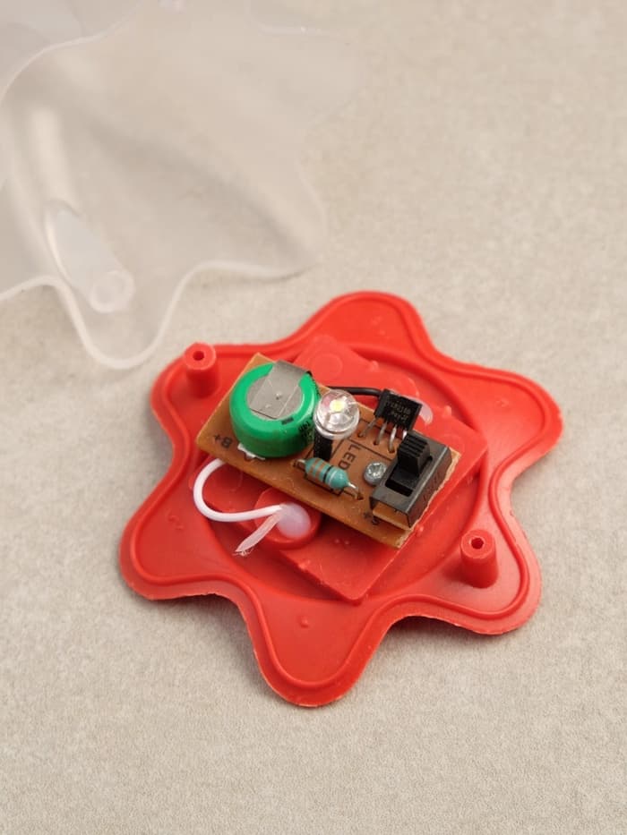 Садовый светильник «Цветок красный», уличный, на солнечной батарее, 6×29×6 см, 1 LED, свечение белое