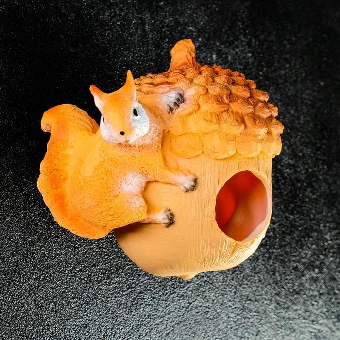 Подвесной декор - кормушка из полистоуна «Орех с белкой», 18×16 см