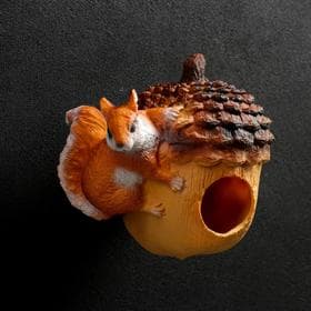 Подвесной декор - кормушка из полистоуна «Орех с белкой», 18×16 см