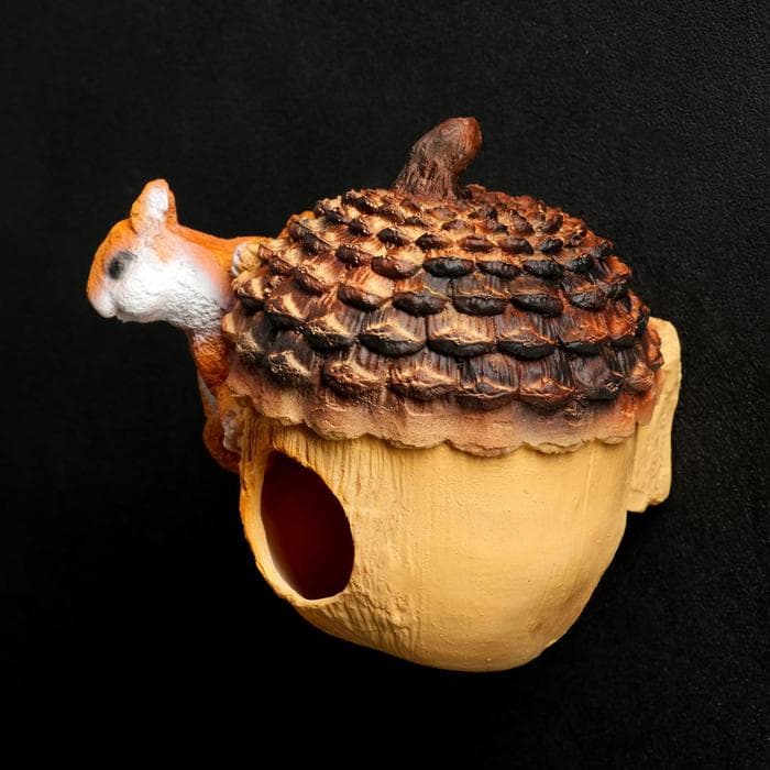 Подвесной декор - кормушка из полистоуна «Орех с белкой», 18×16 см