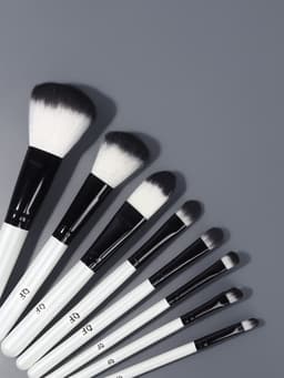 Набор кистей для макияжа SMOKY, 8 шт., чехол на молнии, белый, чёрный