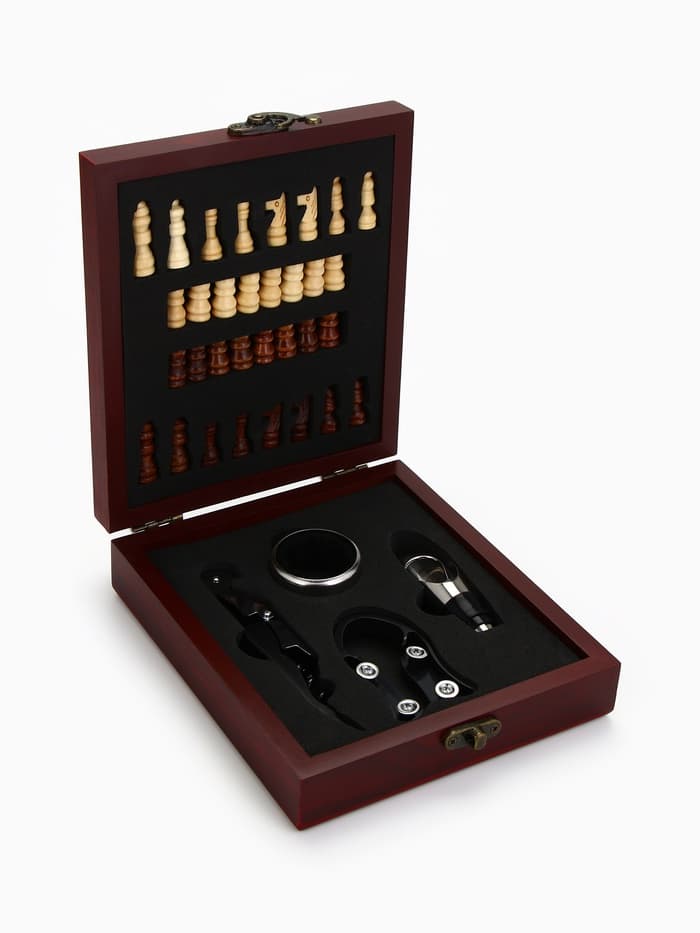 Подарочный набор для вина «Золотому человеку»: 4 предмета + шахматы