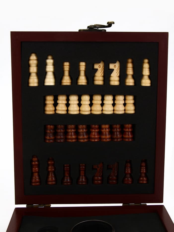 Подарочный набор для вина «Золотому человеку»: 4 предмета + шахматы