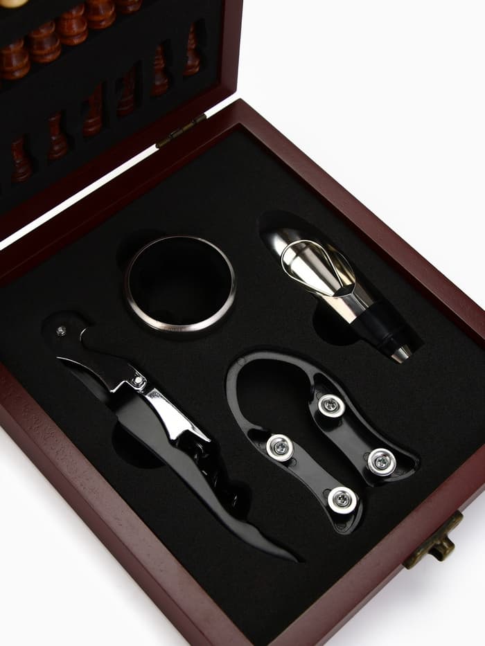 Подарочный набор для вина «Золотому человеку»: 4 предмета + шахматы