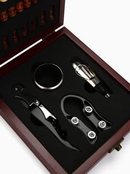 Подарочный набор для вина «Золотому человеку»: 4 предмета + шахматы